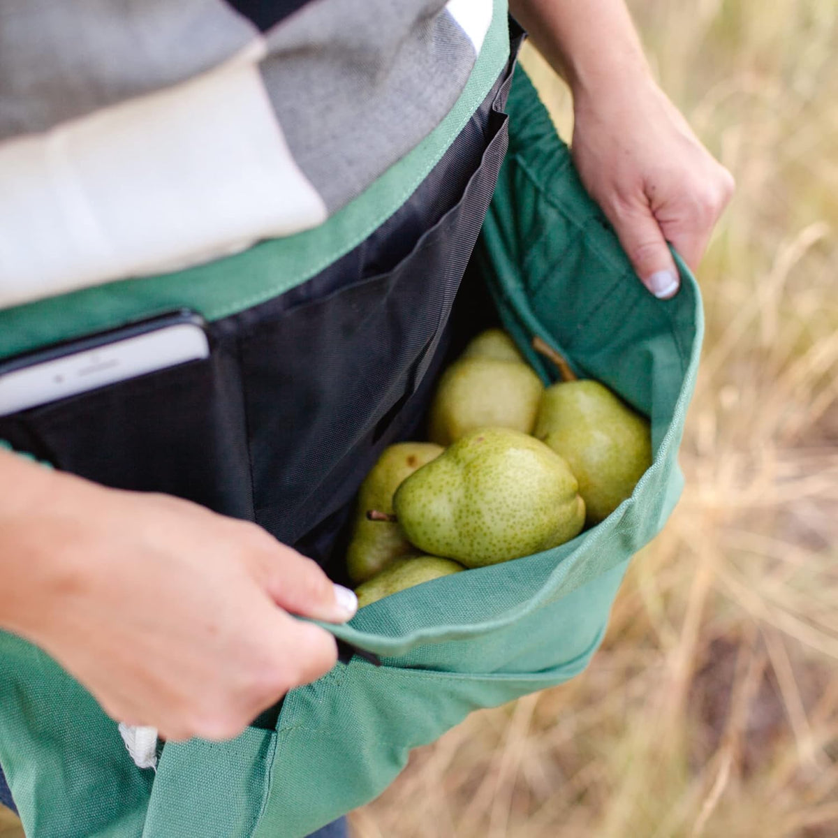 Roo Gardening Apron with Pockets & Harvesting, Picking Pouch - Adjustable, Water-resistant