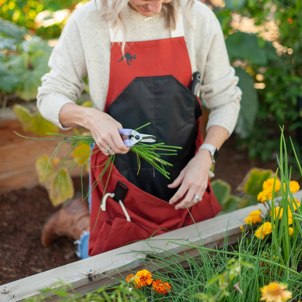 Roo Gardening Apron with Pockets & Harvesting, Picking Pouch - Adjustable, Water-resistant