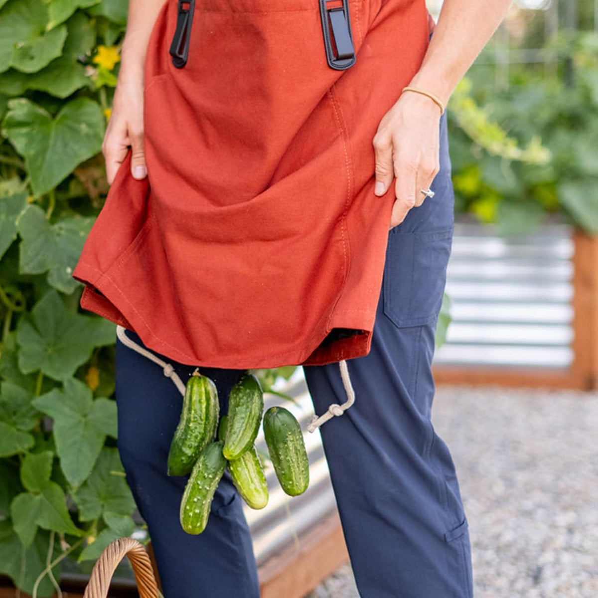 Roo Gardening Apron with Pockets & Harvesting, Picking Pouch - Adjustable, Water-resistant