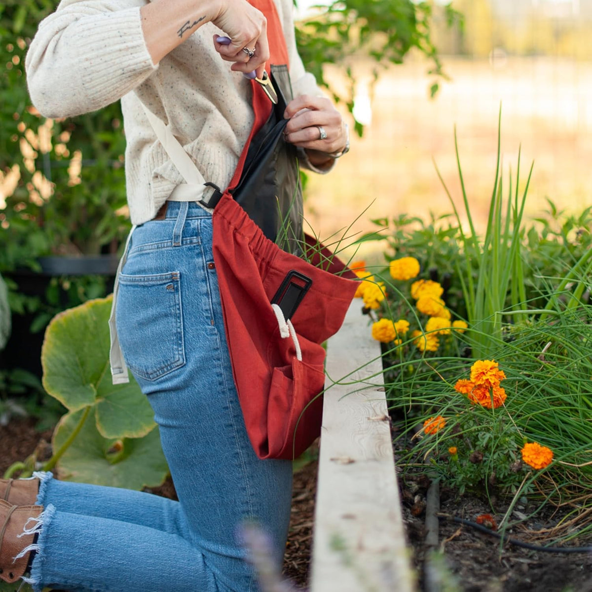 Roo Gardening Apron with Pockets & Harvesting, Picking Pouch - Adjustable, Water-resistant